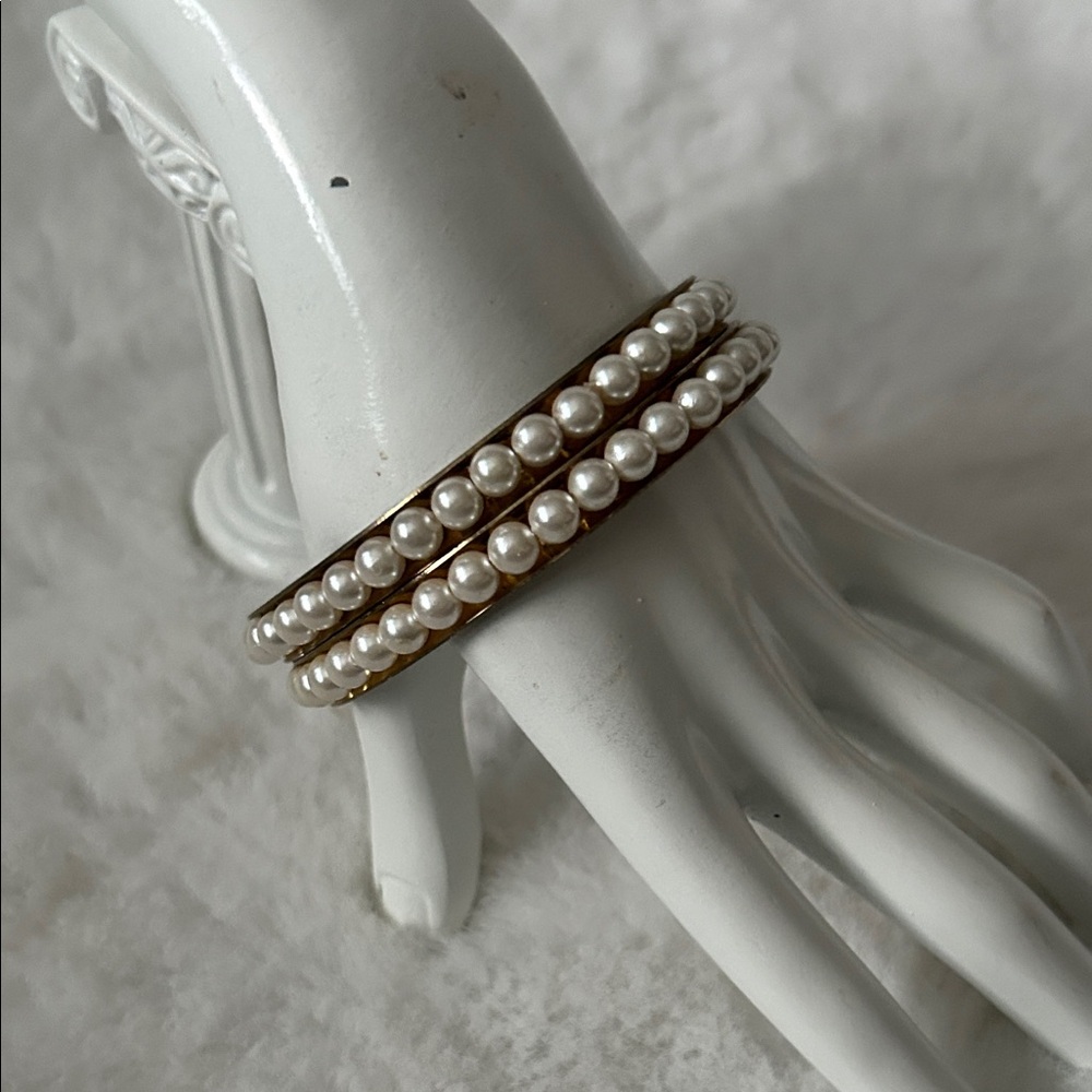 Elegant Gold and Pearl Bracelet